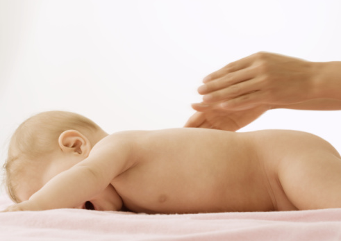 avantajele masajului la bebe